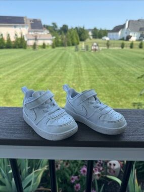 Nike Kids White Low-Top Velcro Sneakers